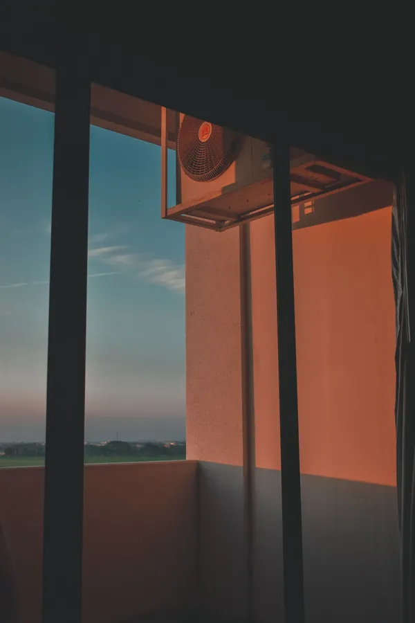 Aire acondicionado en una vivienda de Gijón al atardecer