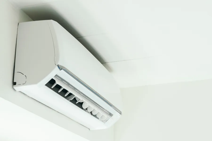 Aire acondicionado split instalado en el salón de una vivienda